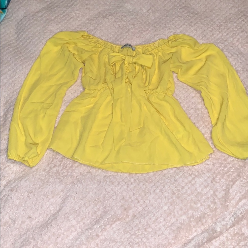 🦋2 for $15 item!Yellow off shoulder top